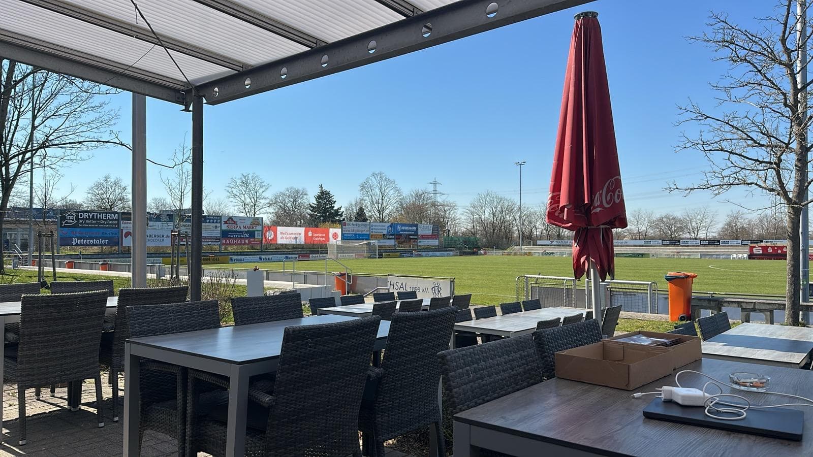 Terrasse der Sportgaststätte mit Blick auf das Spielfeld