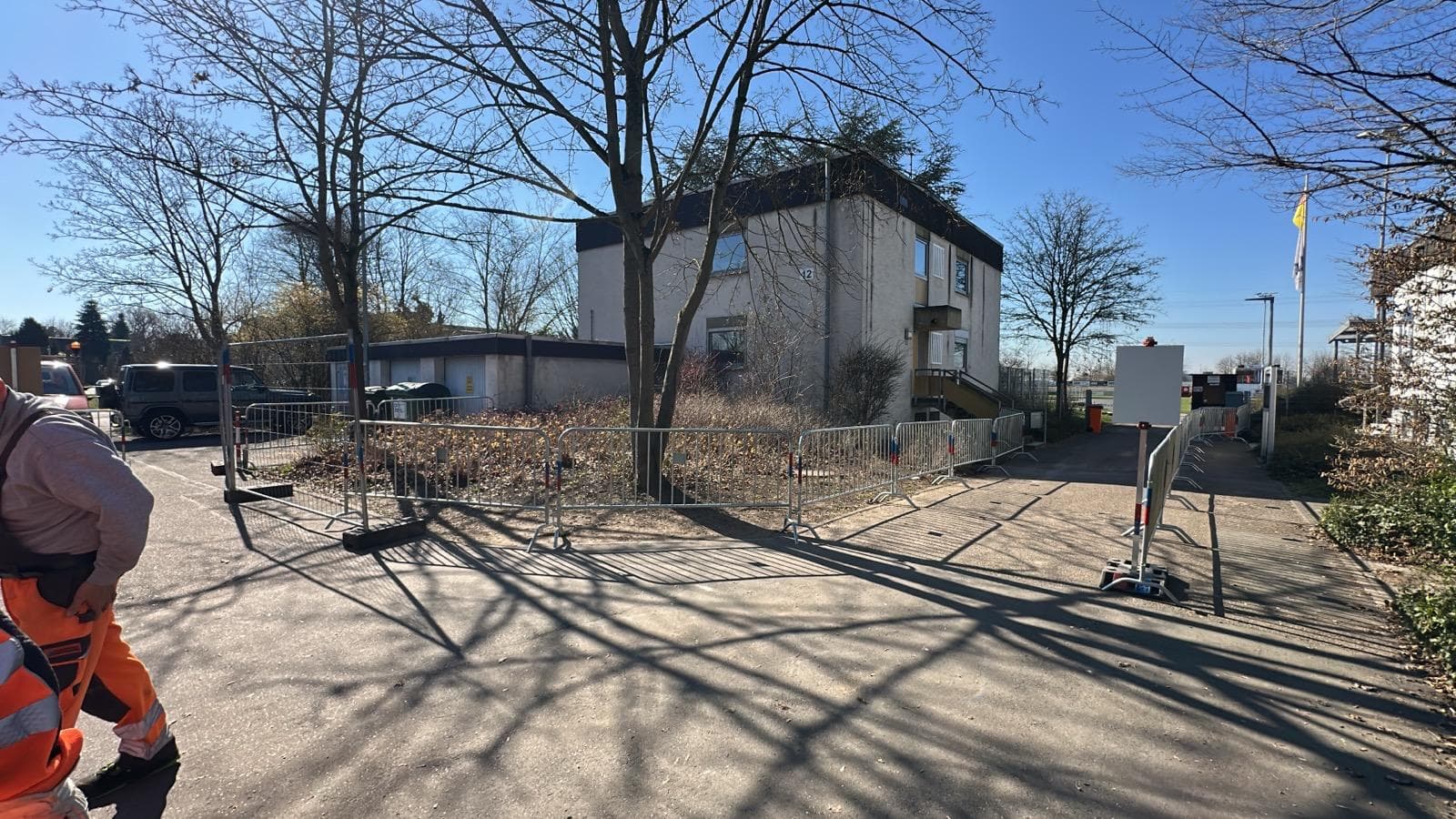 Sonniger Blick über die Terrasse der Sportgaststätte